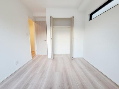 明るい色合いのフローリングが空間を広く感じさせます。大きなクローゼットが収納力を高めています。窓からの自然光が室内を爽やかに照らします。シンプルで使いやすい間取りが特徴です。