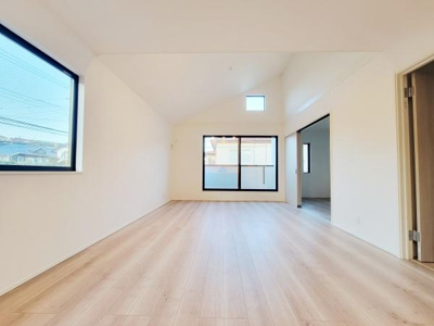 リビングは大きな窓からたっぷりと自然光が入ります。白を基調とした壁と天井が開放感を演出しています。床材のトーンがやさしく明るい印象の空間です。天井が高く広々とした雰囲気を感じられます。