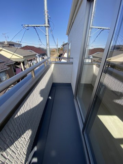 3階洋室から繋がるバルコニーもございます。お洗濯を干す際にも重宝します♪