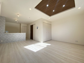 ～折り上げ天井のあるＬＤＫ～
一部天井を高くする折り上げ天井を配する事で縦への空間が生まれ、開放感のある広々とした仕様に。ぜひ現地でその魅力をご体感くださいませ♪