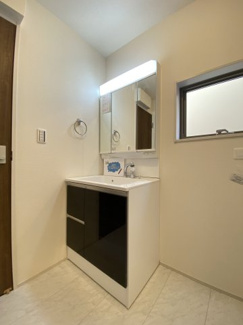 ハンドシャワー付き洗面台。3面鏡はミラー裏が収納になっているので、生活感を出さずに収納することが出来ます。