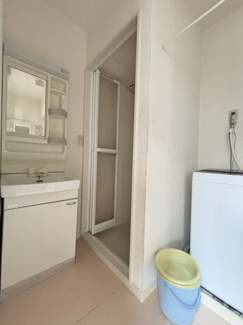 朝の準備もスムーズに行える、広々とした独立洗面台です。