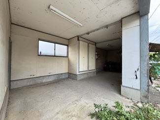 隣接する2階建の1階部分の物置です。