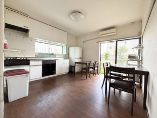 約8.0帖のダイニングキッチンです。大きな窓から明るい日差しが差し込み、快適にお過ごしいただけます。