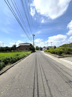 公道幅員約7.0ｍございますので、車の出入りもスムーズにできます。