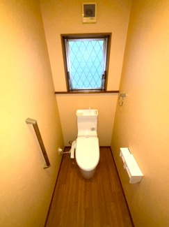 1階トイレ部分です。
手すり付きで使いやすさ重視の設計。白を基調とした清潔感のある空間です。