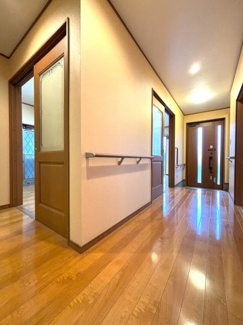 1階の玄関に繋がる廊下部分です。
空間を広く確保しているため、車いすの方でもスムーズに通行いただけます♪