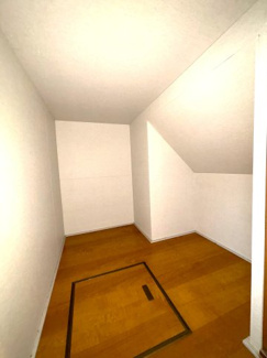 階段下にも収納スペースがございます。
出番の少ない家電などの収納に♪