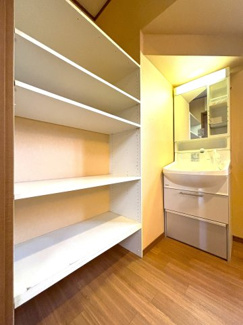 ご家族のバスタオルや寝具などもたっぷり収納可能な稼働棚付き。
脱衣スペースを広々ご利用いただけます♪