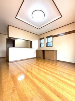 明るい日差しが差し込む、南向きのリビングです。様々なスタイルに合わせやすいシンプルな内装で、すっきりとした空間が広がっています。