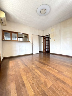 日当たりのよいリビングは家族団らんが楽しくなります♪
対面キッチンから少しリビングが見渡せます。