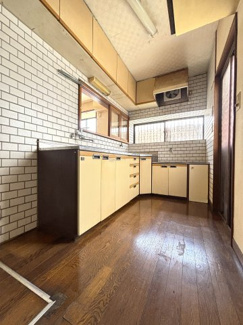 リビングを見渡しながら、明るい日差しの差し込むキッチン。
収納スペースも豊富です。