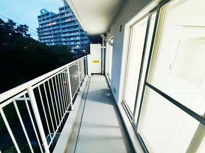 バルコニーは奥行きがあり窓から自然光がたっぷり入ります。手すりはしっかりとした造りになっています。室内からバルコニーへの出入りもスムーズに行えます。高層階ならではの眺望も楽しめます。