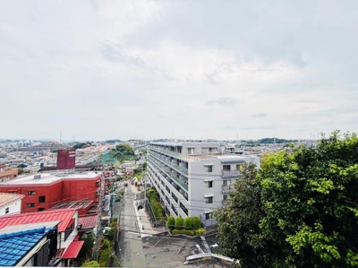 広がる街並みを一望できる現地からの眺望です。周囲の建物や緑のバランスが良好で開放感を感じられます。晴れた日には遠くまで見渡せるのも魅力です。空の広がりも印象的です。住宅街の様子も見て取れます。