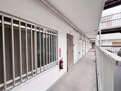 共用廊下はしっかりとした手すりが設置され安全に配慮された仕様です。消火器も設置されており安心感があります。広めの通路で移動がしやすい構造です。外部からの採光も十分に確保されています。