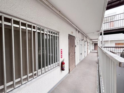 共用廊下はしっかりとした手すりが設置され安全に配慮された仕様です。消火器も設置されており安心感があります。広めの通路で移動がしやすい構造です。外部からの採光も十分に確保されています。