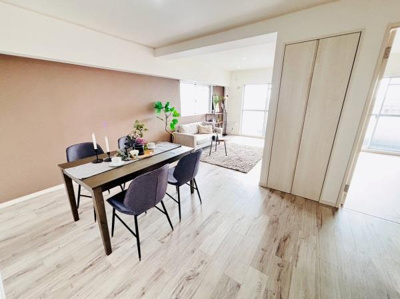 明るい印象のリビングはナチュラルなフローリングが空間全体をやわらげています。ダイニングとリビングが一体化した開放的な設計です。大きな窓から自然光が差し込み室内がより広く感じられます。