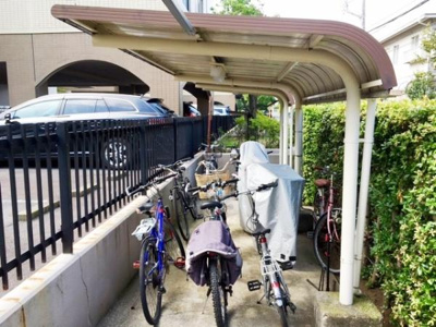 屋根付きの駐輪スペースが設けられており自転車を雨や日差しから守ることができます。敷地内にしっかりとしたフェンスがあり安心して利用できます。複数台の自転車を駐輪できる広さが確保されています。