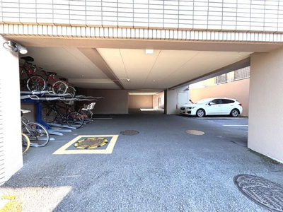 敷地内に屋根付きの駐車場と駐輪スペースが設けられています。自転車置き場は二段式で効率的に収納できます。車と自転車のスペースがしっかり分かれているため便利です。