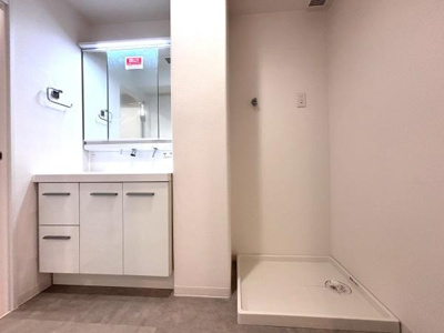 白を基調とした清潔感のある洗面台・洗面所です。収納スペースが充実しており使い勝手の良さが感じられます。広々とした空間設計で日々の身支度も快適に行えます。照明も明るく全体的にすっきりとした印象です。