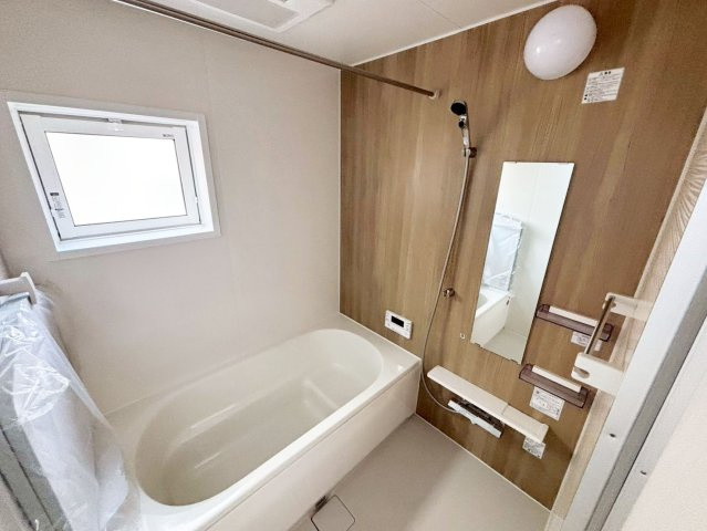 落ち着いた色合いの壁面が特徴の浴室。ゆっくり寛ぐ事の出来る空間です