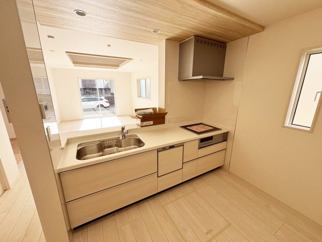 スライド式の収納は、出し入れしやすい上に、中の物が良く見えて掃除もしやすいのが利点です