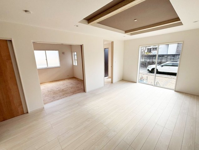 爽やかな自然光が舞い込み、家族との憩いのひとときを過ごす寛ぎの場