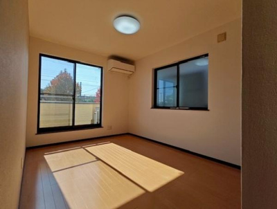 二面採光で室内が明るく開放感のある洋室です。エアコン設置済みで快適に過ごせます。フローリング仕上げでお手入れもしやすい空間です。窓からの景色も魅力の一つです。
