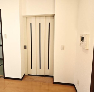 室内に便利なエレベーターがあります。重いものを2階に運ぶのも楽々です。
