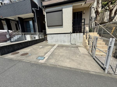 敷地内に駐車場が設けられており車の出し入れがしやすい形状となっています。前面道路からのアクセスもスムーズです。駐車場スペースが確保されていますので日常の移動も快適です。