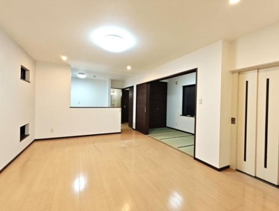 明るく広々としたリビングは開放感があり使い勝手の良い空間です。畳スペースが隣接しており和洋どちらにも対応可能です。照明や窓からの採光で室内がとても明るく感じられます。