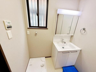 洗面台には収納スペースが備わっており整理整頓に便利です。壁付けの鏡が広く身支度に役立ちます。窓からは自然光が入るため明るい印象です。洗濯機置き場も確保されているため家事動線がスムーズです。