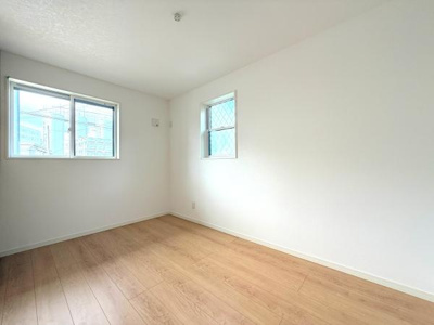 収納スペースがしっかり確保されています。扉付きなので中身が見えにくくスッキリとした印象を保てます。棚が複数あるので整理整頓にも役立ちます。洋服や小物の収納に便利な作りです。