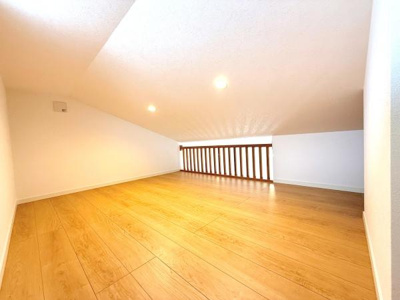 バルコニーは開放感のある空間です。しっかりとした手すりが安心感を与えます。空が広く見渡せる向きで明るさが感じられます。物干し金具も備えられており使い勝手に配慮されています。