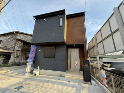 シックな色合いが特徴的な外観です。二階建てのしっかりとした建物です。角地に位置し開放感のある配置です。日当たりも良好な印象を受けます。手前に駐車スペースも確保されています。