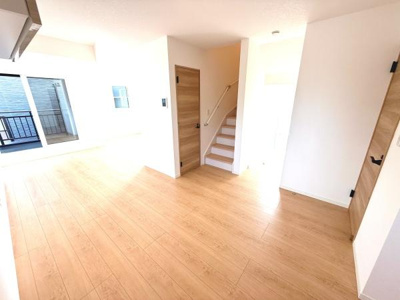 明るい窓から自然光が差し込むキッチンです。収納も豊富で整理しやすいレイアウトとなっています。シンプルなデザインが空間を広く見せます。床や壁の色合いが清潔感を演出しています。