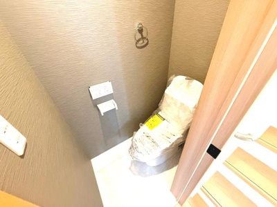 明るい色合いのフローリングが室内に開放感をもたらします。クローゼットが広く多様な収納に便利です。木目調の引き戸が空間に自然なアクセントを加えています。シンプルな洋室で自由なレイアウトが可能です。