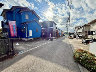 幅のある前面道路が広がり車の出入りがしやすい環境です。周辺の住宅も整然としており見通しの良いエリアです。電柱や配線もすっきりして開放感のある雰囲気が特徴です。落ち着いた街並みに囲まれています。