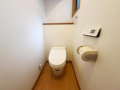 窓が設けられており換気にも配慮されたトイレです。温水洗浄便座が設置されている点もポイントです。シンプルな内装でお手入れのしやすさが感じられます。