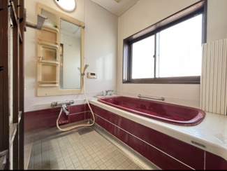 浴槽・洗い場共にゆったりとしたスペースがございます。窓付きで換気も◎お子様と入浴するにも十分な広さです。