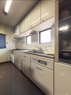 白を基調としたワイドなキッチンで、収納力もたっぷり！お手入れしやすいレンジフード付きで、日々の調理も楽しくなりそうです。