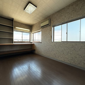 こちらの洋室も2面採光となっております。たっぷりの風と日差しが差し込むお部屋です。
※家具消し加工をしております。