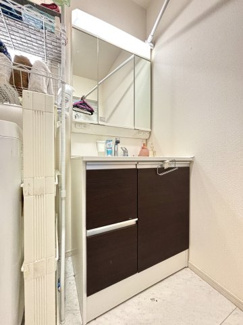 三面鏡付きミラーを採用。ミラー裏が収納になっているので、生活感を出さずに収納することが出来ます。