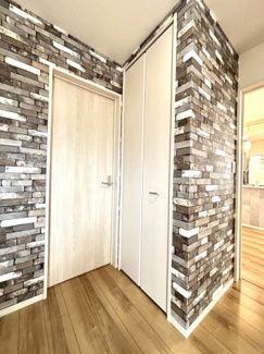 玄関の一部収納スぺ－スをご準備しております！日常使いのストック品や、家族が良く出し入れするものを収納するにはオススメです。