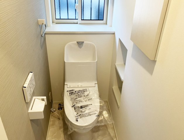 シンプルで使いやすい暖房・温水シャワー洗浄機能付きトイレは標準装備です！