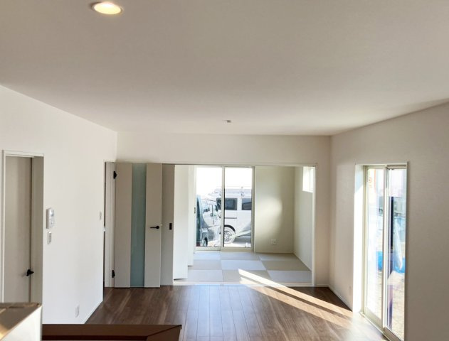 対面キッチンのリビングは明るく開放感があり、和室と続き間で使用できる広々とした空間です