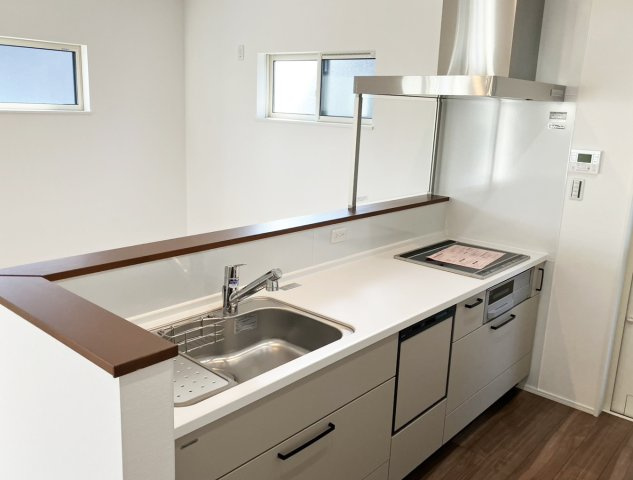 毎日使うキッチンだからこそ、収納たっぷりの使い勝手の良いシステムキッチンは必須です。