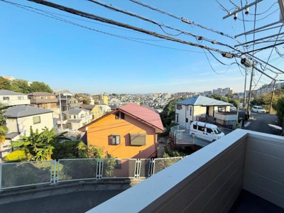 バルコニーから広がる街並みが印象的です。遠くまで見渡せる景色が開放感を演出します。周辺には緑も点在し見晴らしの良さが魅力です。日当たりの良い現地からの眺望をお楽しみいただけます。