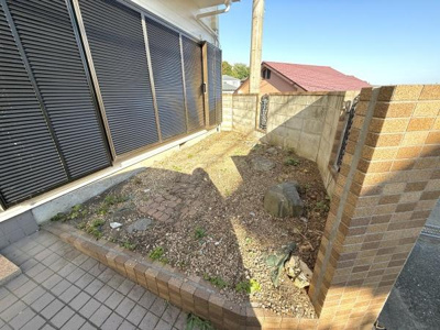 陽当たりの良い庭スペースです。囲いのある設計でプライベート感を保ちやすいです。メンテナンスしやすいシンプルな構造となっています。様々な用途で活用できます。