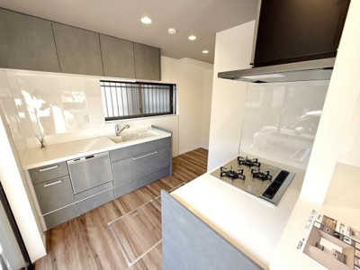 洗練されたデザインのキッチンです。上質な収納スペースが豊富で整理整頓がしやすい仕様です。窓からの採光を感じる明るい空間が特徴です。天板や床の質感も魅力の一つです。